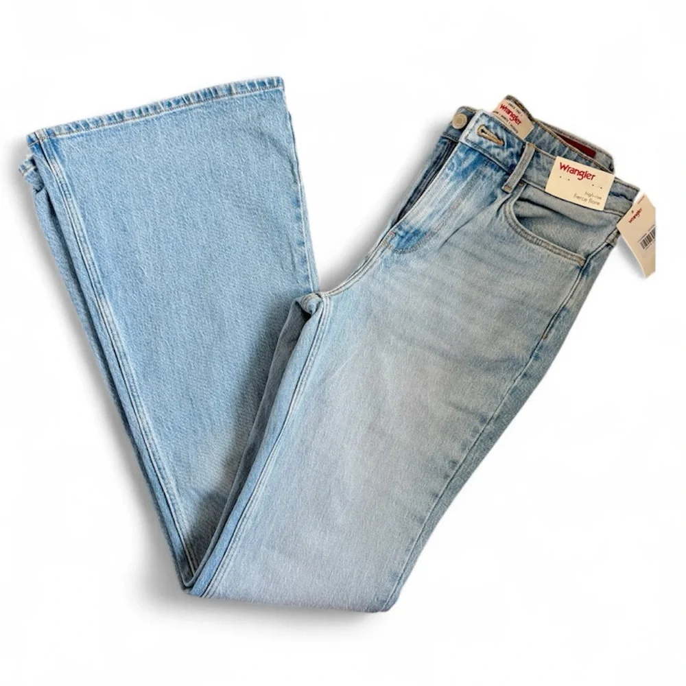 NWT! Wrangler Retro Y2K Light Wash High Rise Flared Curve-Hugging Jeans 4/27x34 - Picture 4 of 8